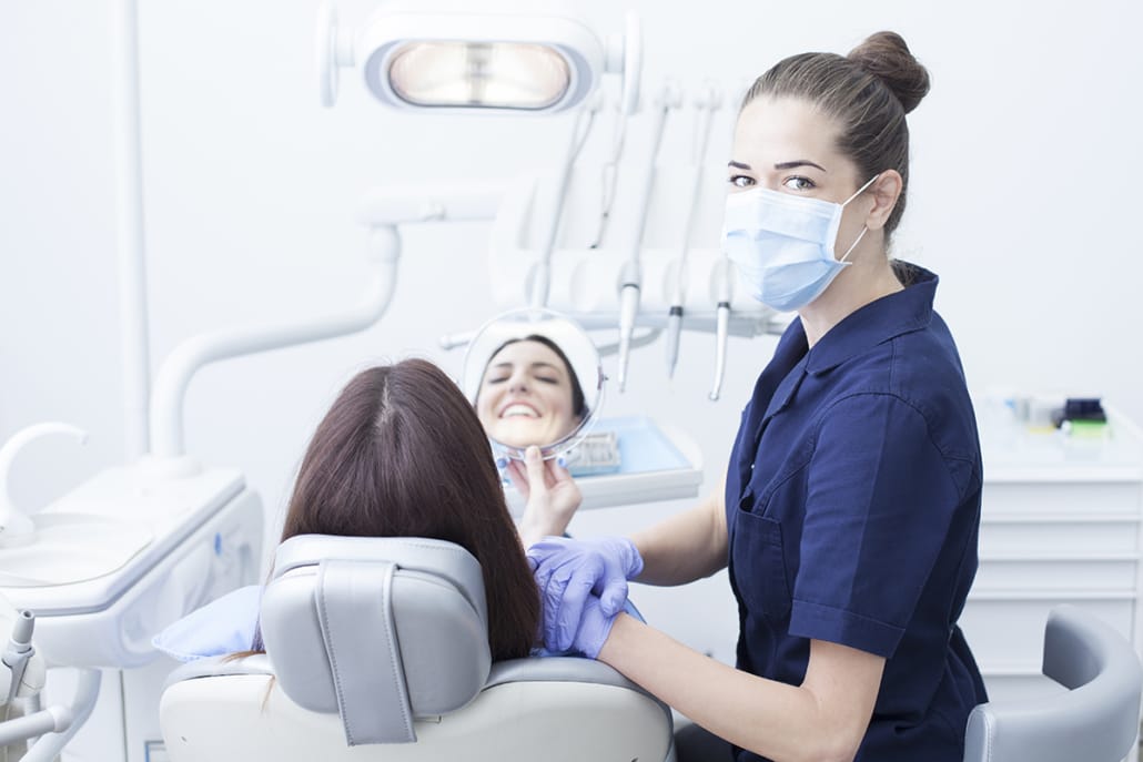 Mujer-dentista-Axis-Dental-1030x687
