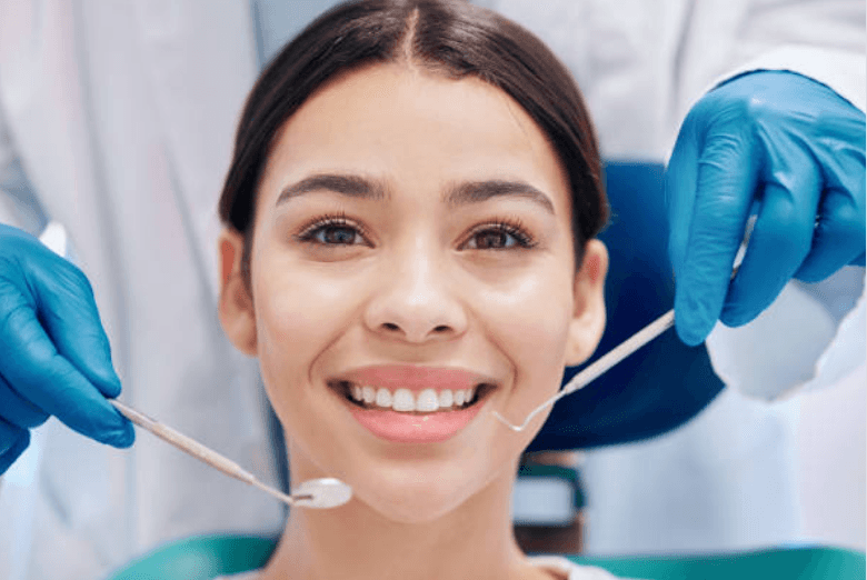 Screenshot 2025-05-27 at 13-34-35 Foto De Una Mujer Joven Comprobando Sus Resultados En El Consultorio Del Dentista Foto de stock y más banco de imágenes de Dentista - iStock